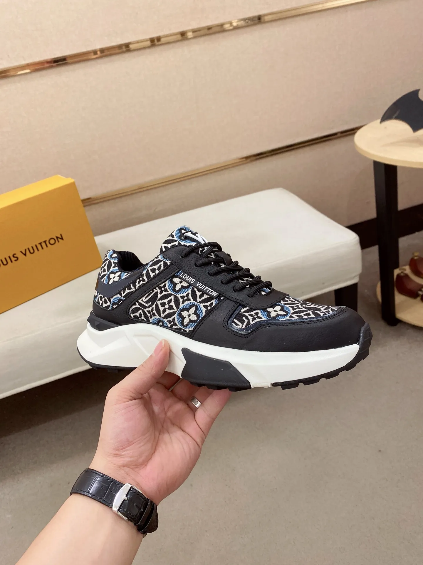 Men's shoes💰 462💰louis vuitton (Louis Vuitton/lv)🔍🔍The new counters are on sale at the same time. The uppers are imported from Italy. ️Re-engraved🇮🇹💪💪, ⚠Sole: The original sole is specially provided by the original factory, the exclusive movable molded sole is super comfortable, ⚠Original factory follow-up goods, 🔍🔍high quality, you can go in and out of the counter at will, welcome to compare⚠. Code number: 38-44 (45/46 customized, non-refundable)